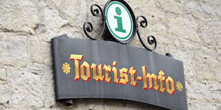 Bild eines Tourist-Info-Schildes